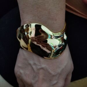 Gold tone wrist Bracelet new